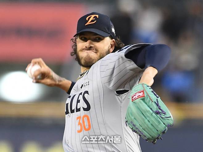 한화 폰세가 잠실구장에서 열린 2025 KBO리그 두산과 경기에 선발 등판해 힘차게 공을 던지고 있다. 잠실 | 박진업 기자  upandup@sportsseoul.com