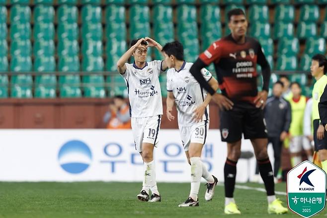 김천 박상혁(왼쪽)이 2일 포항전에서 득점 후 세리머니를 펼치고 있다. 사진 | 한국프로축구연맹