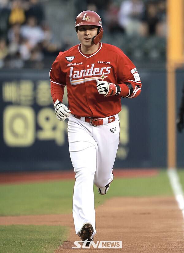 2일 서울 송파구 잠실야구장에서 열린 2025 KBO리그 SSG 랜더스와 LG 트윈스의 경기, 1회초 1사 1루 상황 SSG 최정이 투런포를 친 뒤 그라운드를 돌고 있다. 사진┃뉴시스