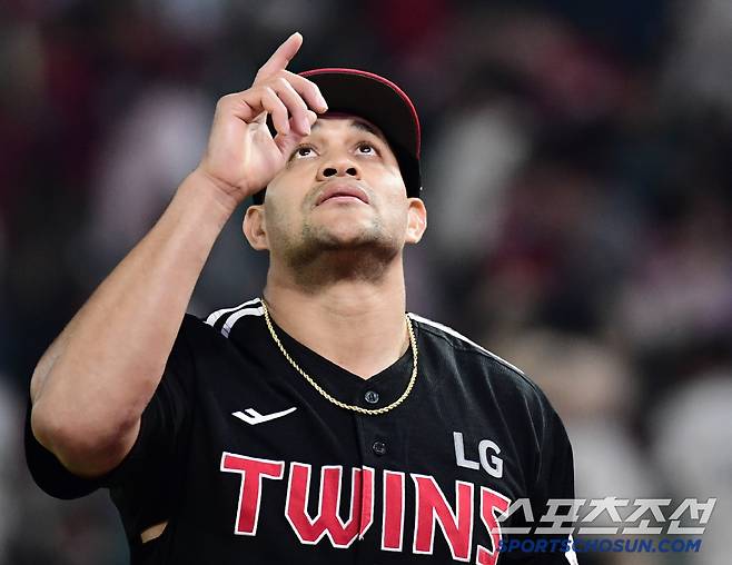 18일 인천 SSG랜더스필드에서 열린 KBO리그 SSG와 LG의 경기. 5회 투구를 마친 LG 치리노스. 인천=송정헌 기자songs@sportschosun.com/2025.04.18/