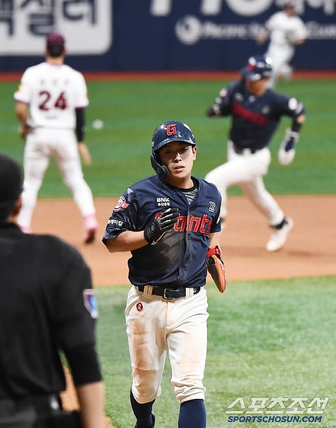 황성빈이 여유있게 홈인하는 모습