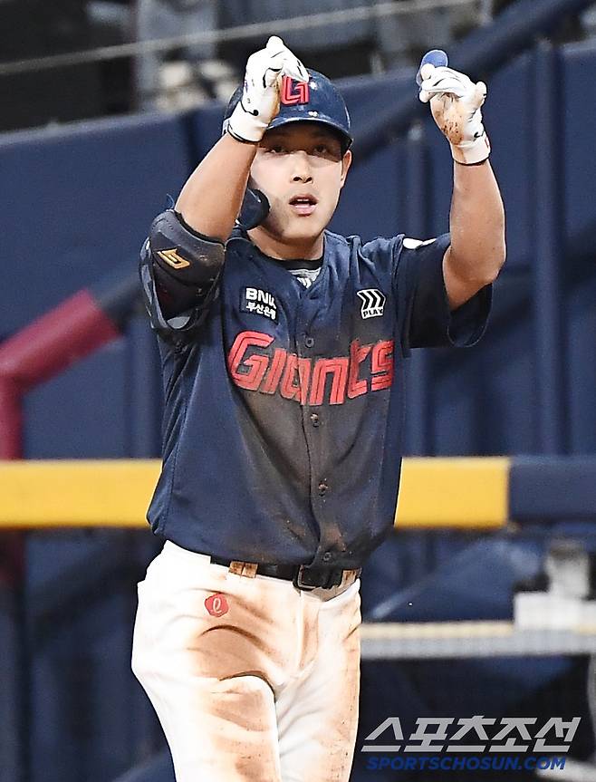 1루 베이스를 향해 몸을 던진 황성빈