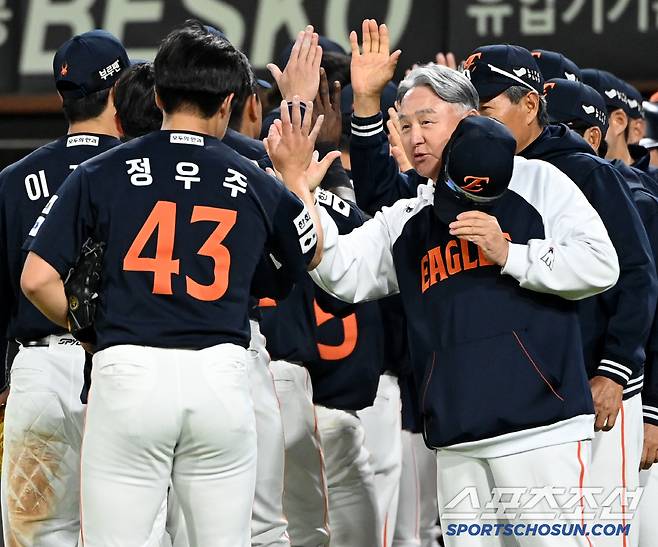 김경문 감독의 축하를 받는 정우주