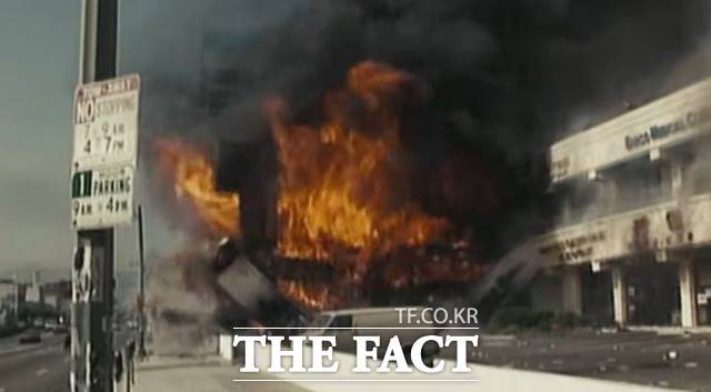 1992년 4월 29일 미국 로스앤젤레스의 코리아타운에서 차량이 폭발과 함께 시커먼 연기와 불길에 휩싸여 있다./National Geographic 유튜브 캡처