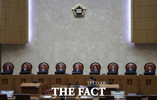 조희대 대법원장을 비롯한 대법관들이 1일 오후 더불어민주당 이재명 대선 후보의 공직선거법 사건 전원합의체 선고를 위해 서울 서초구 대법원 대법정에 입장해 있다. /사진공동취재단