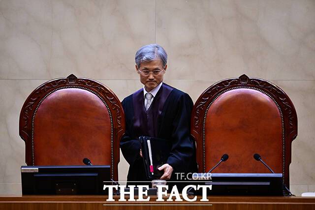 박 의원은 2일 국회에서 열린 법제사법위원회 긴급현안질의에서 천대엽 법원행정처장을 상대로 이같은 의혹을 제기했다. 박 의원이 프레젠테이션 파일을 통해 공개한 이 후보의 법원 사건기록 조회 결과에 따르면 4월 22일 전원합의기일 심리 지정이 이뤄진 후 주심 대법관 및 재판부 배당이 이뤄졌다. /남윤호 기자