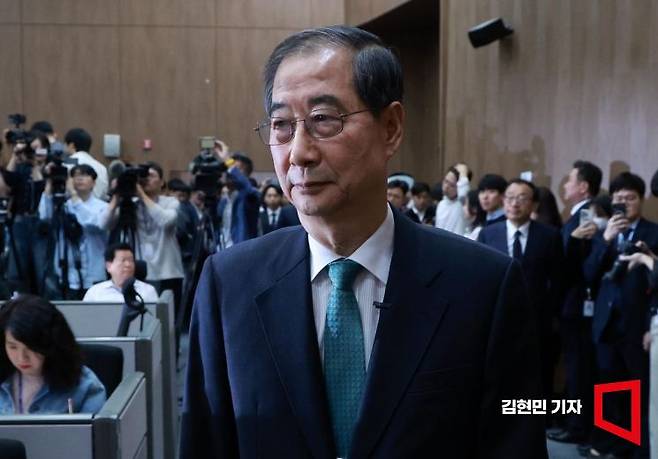 한덕수 전 국무총리가 2일 국회 소통관에서 제21대 대통령 선거 출마 선언을 위해 회견장으로 들어서고 있다. 2025.5.2 김현민 기자