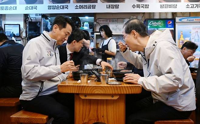 한덕수 전 국무총리와 오세훈 서울시장이 2일 서울 종로구의 식당에서 오찬 간담회를 갖고 있다. 연합뉴스