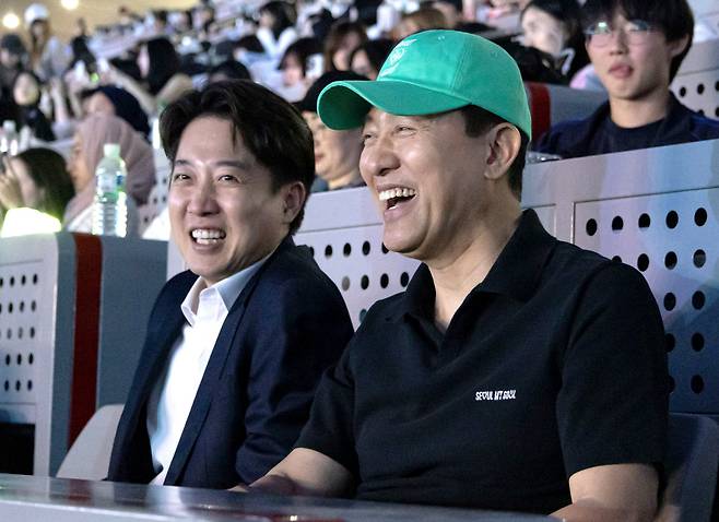 개혁신당 이준석 대선 후보(왼쪽)가 30일 서울월드컵경기장에서 오세훈 서울시장과 서울스프링페스타 원더쇼 개막식을 관람하고 있다./이준석 캠프