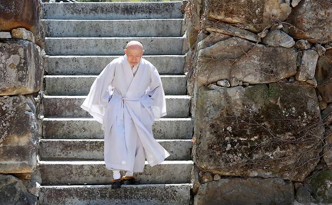 무여 스님이 축서사 계단을 내려오고 있다. 양옆으로 보이는 축대는 스님이 1987년 축서사 주지로 부임해 절을 새로 짓다시피 하면서 쌓은 것으로 세월의 흔적이 묻어 있다. /신현종 기자