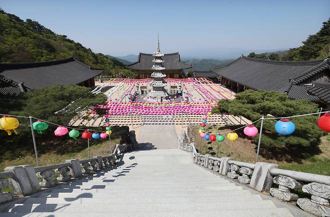축서사 대웅전 앞에서 바라본 풍경. 1200m 문수산 중턱 800m 높이에 세워진 축서사는 영주 부석사 무량수전 앞에서 보는 풍경 못지 않은 시원한 조망이 일품이다. /신현종 기자