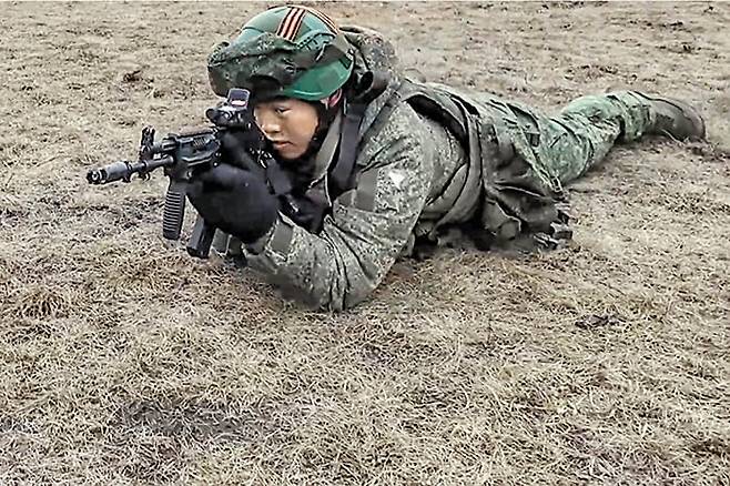 러 쿠르스크서 훈련 북한군 - 러시아 쿠르스크에 파견된 북한군이 현지에서 훈련을 받는 모습. /타스 연합뉴스