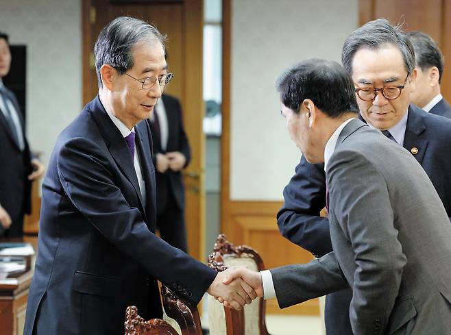 한덕수 대통령 권한대행 국무총리가 1일 서울 종로구 정부서울청사에서 열린 안보관계장관회의에 참석하며 김선호 국방부 장관 직무대행과 악수하고 있다./연합뉴스