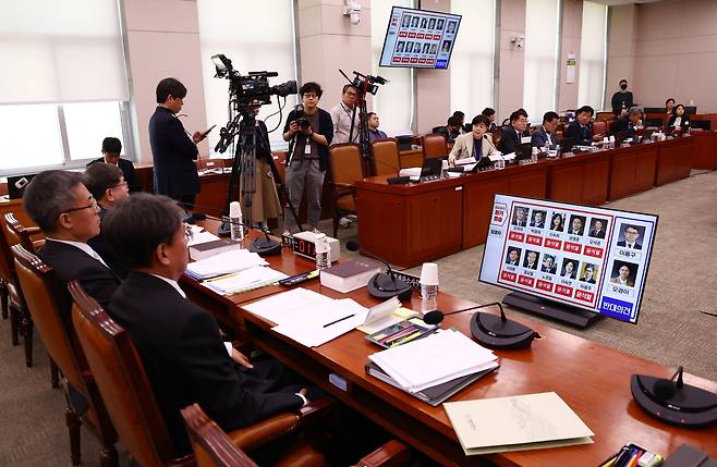 배형원 법원행정처 차장이 2일 오전 서울 여의도 국회에서 열린 법제사법위원회 전체회의에서 이재명 더불어민주당 대통령 후보 공직선거법 위반 사건과 관련한 대법원의 유죄취지 파기환송 판결 관련 질의에 답변하고 있는 가운데 조희대 대법원장을 비롯한 파기환송에 찬성한 대법관들의 얼굴 사진이 나오고 있다./뉴스1