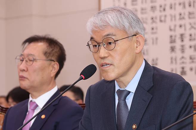 2일 서울 여의도 국회에서 열린 법제사법위원회 전체회의에서 천대엽 법원행정처장(대법관)이 의원 질의에 답하고 있다./연합뉴스