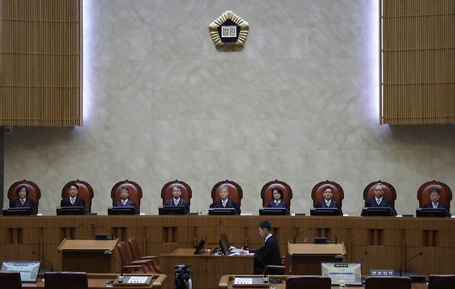 조희대 대법원장을 비롯한 대법관들이 1일 오후 더불어민주당 이재명 대선 후보의 공직선거법 사건 전원합의체 선고를 위해 서울 서초구 대법원 대법정에 입장해 있다. /뉴스1