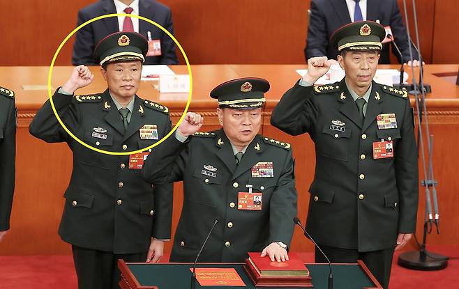 2023년3월 전국인민대표대회(전인대)에서 새로 선출된 중앙군사위 허웨이둥 부주석, 장여우샤 부주석, 리샹푸 군사위원 겸 국방부장(왼쪽부터)이 헌법 선서를 하고 있다. 리샹푸 국방부장은 2023년 10월 해임됐고, 허웨이둥 부주석도 숙청설이 돌고 있다. /게티이미지코리아