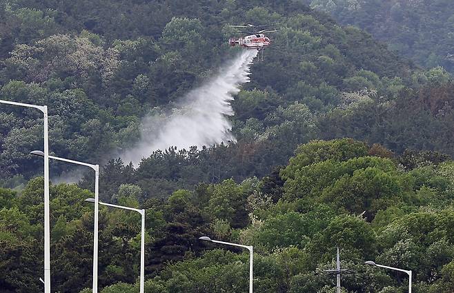 <YONHAP PHOTO-3243> 잔불 정리 및 뒷불 대비    (대구=연합뉴스) 김현태 기자 = 23시간 만에 진화됐다가 잔불 정리 중 재발화해 확산했던 대구 북구 함지산 산불이 다시 진화 완료된 가운데 １일 현장에서 진화헬기가 잔불 정리 및 뒷불 대비 작업을 하고 있다. 2025.5.1    mtkht@yna.co.kr/2025-05-01 13:12:45/<저작권자 ⓒ 1980-2025 ㈜연합뉴스. 무단 전재 재배포 금지, AI 학습 및 활용 금지>