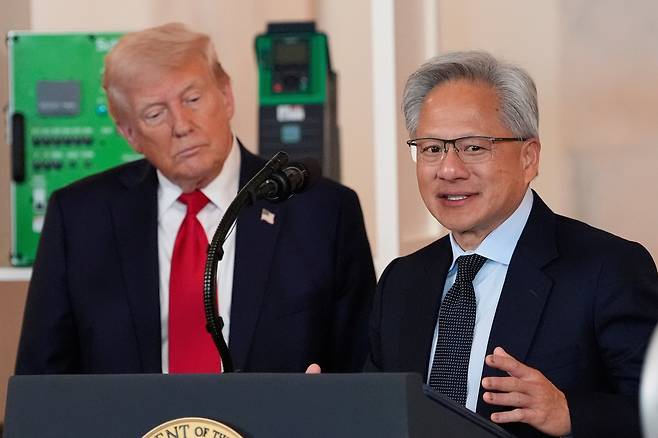<YONHAP PHOTO-1840> President Donald Trump listens as Nvidia CEO Jensen Huang speaks during an event about investing in America in the Cross Hall of the White House, Wednesday, April 30, 2025, in Washington. (AP Photo/Alex Brandon)/2025-05-01 07:26:49/<저작권자 ⓒ 1980-2025 ㈜연합뉴스. 무단 전재 재배포 금지, AI 학습 및 활용 금지>