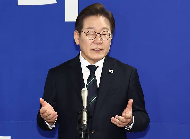 이재명 더불어민주당 대선 후보가 30일 서울 여의도 국회 의원회관에서 열린 '제21대 대통령선거 중앙선거대책위원회 출범식'을 마치고 취재진 질의에 답하고 있다./뉴스1