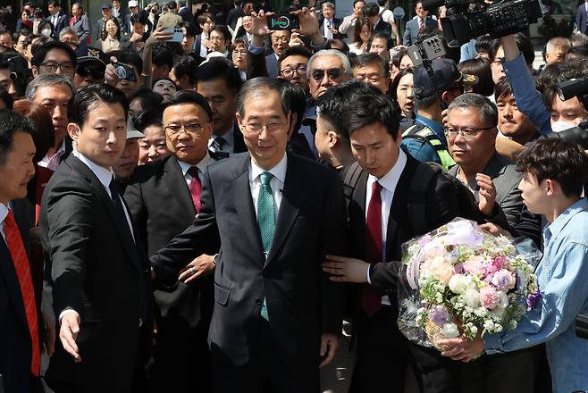 한덕수 전 국무총리가 2일 서울 여의도 국회 소통관에서 대통령 선거 출마 선언을 마친 뒤 이동하고 있다./연합뉴스