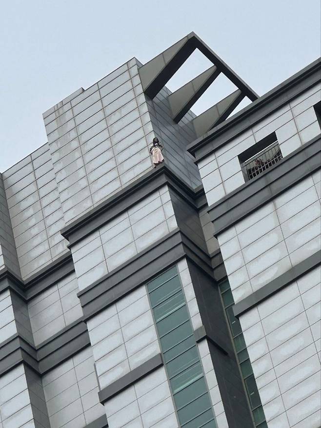 2일 오후 강남역 인근 한 오피스텔 옥상에서 여성이 투신을 시도하다가 안전하게 구조됐다. /SNS 캡처