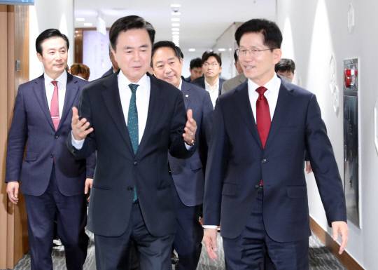 김문수 국민의힘 대선 경선 후보가 1일 충남도청을 방문해 김태흠 충남지사와 대화하고 있다. 연합뉴스