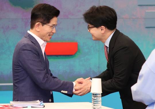 국민의힘 제21대 대통령선거 경선 결선투표에 진출한 김문수(왼쪽), 한동훈 후보가 30일 서울 중구 TV조선에서 TV토론에 앞서 인사하고 있다. 연합뉴스