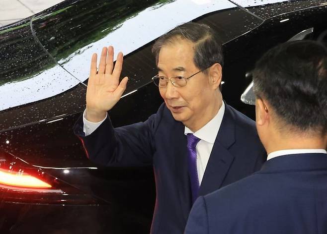 국무총리직 사퇴를 발표한 한덕수 대통령 권한대행 국무총리가 1일 서울 종로구 정부서울청사에서 열린 퇴임식을 마치고 손 흔들어 인사를 하고 있다. ⓒ뉴시스