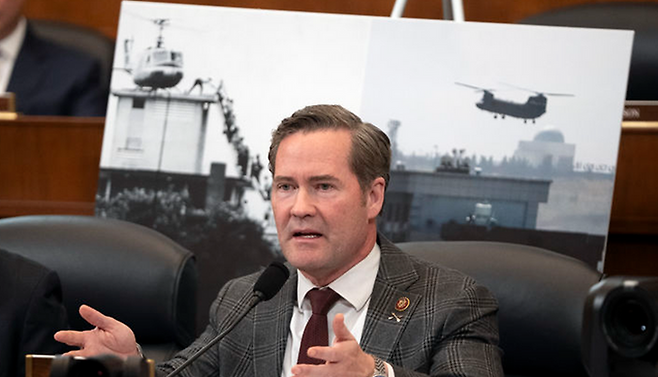 도마이크 왈츠 하원의원이 지난 3월 19일 아프가니스탄 미군 철수와 관련해 청문회에서 발언하고 있다. ⓒAP/뉴시스