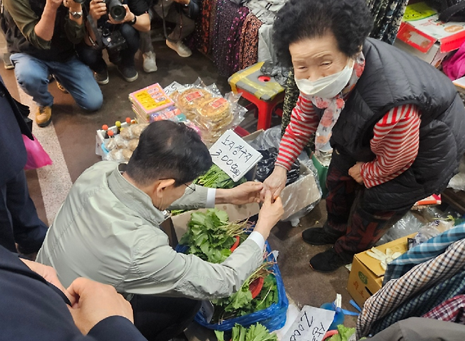 김문수 국민의힘 대선 경선 후보가 1일 대전 동구 중앙시장에서 상인에게 자세를 낮추고 인사하고 있다. ⓒ데일리안 민단비 기자