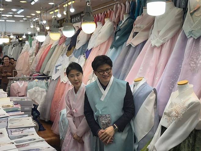 한동훈 국민의힘 대선 경선 후보가 2일 대구 서문시장 한복상가에서 두루마기를 입고 사진촬영을 진행했다. ⓒ데일리안 오수진 기자