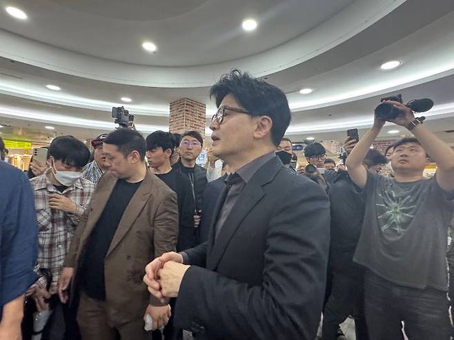 한동훈 국민의힘 대선 경선 후보가 2일 대구 동성로 지하상가에서 시민들을 향해 발언을 하고 있다. ⓒ데일리안 오수진 기자