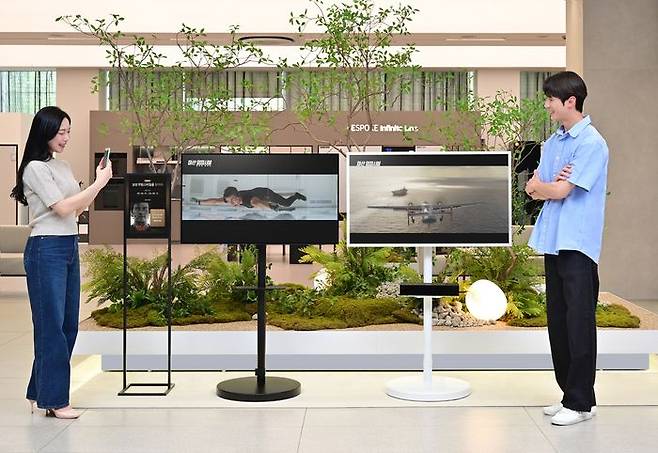 삼성전자 모델이 2025년형 QLED TV에서 상영되는 '미션 임파서블: 파이널 레코닝>'영상을 감상하고 있다.ⓒ삼성전자