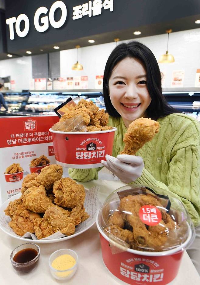 모델이 2일 서울 등촌동 ‘홈플러스 메가 푸드 마켓’ 강서점에서 신메뉴 ‘당당 더큰후라이드치킨’을 선보이고 있다.ⓒ홈플러스