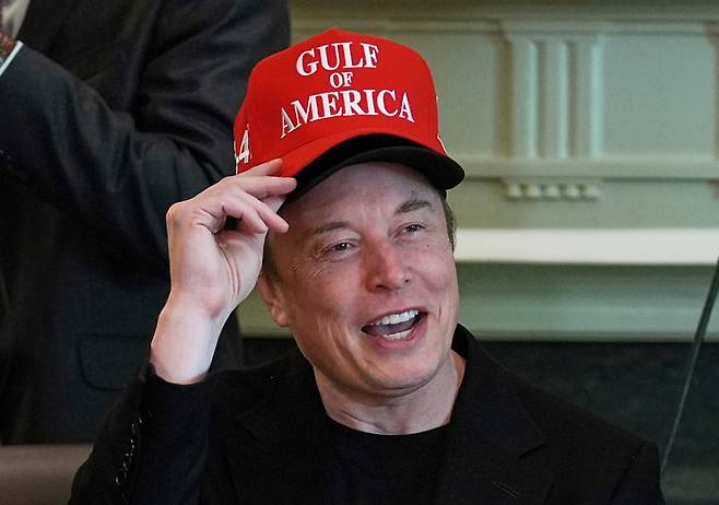 지난달 30일 미국 워싱턴 백악관에서 열린 각료 회의에서 일론 머스크 정부효율부(DOGE) 수장 겸 테슬라 최고경영자(CEO)가 ‘DOGE’가 새겨진 검은색 모자 위에 ‘미국만’이라고 적힌 빨간 모자를 겹쳐 쓴 채 웃고 있다. 워싱턴=AP 뉴시스