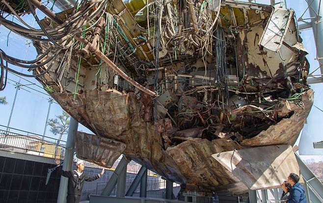 경기 평택시 해군 제2함대 사령부 천안함기념관 야외전시장에서 관람객들이 북한 잠수정의 어뢰 공격으로 침몰한 뒤 인양된 천안함을 살펴보고 있다. 경기관광공사 제공