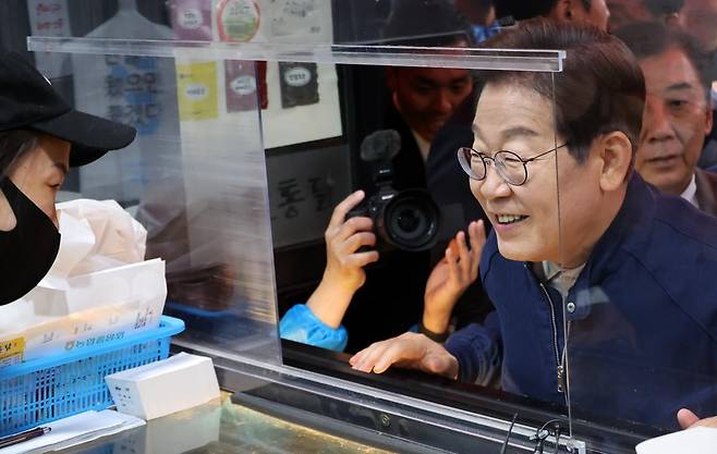 골목골목 경청투어에 나선 이재명 더불어민주당 대선후보가 1일 오후 경기 포천시 신읍사거리 인근 치킨집에서 상인과 대화하고 있다. 2025.05.01. 뉴시스