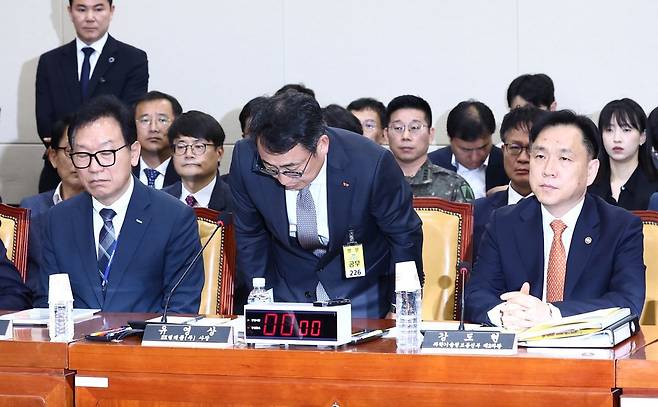 유영상 SKT 대표이사(가운데)가 30일 오전 서울 여의도 국회 과학기술정보방송통신위원회에서 열린 YTN 등 방송·통신 분야 청문회에서 출석해 인사하고 있다. 2025.4.30/뉴스1