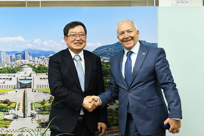 백승주 전쟁기념사업회장(왼쪽)과 스테파노스 기카스(Stefanos Gkikas) 그리스 해양 및 도서 정책부 차관.