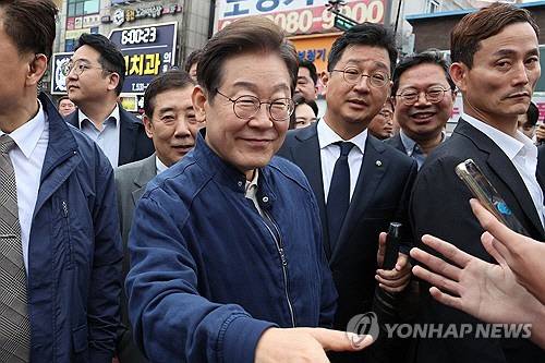 대법원이 더불어민주당 이재명 대선 후보의 공직선거법 위반 사건에 대해 유죄 취지로 파기환송 판결을 한 1일 이 후보가 전국 각지에서 민심을 듣는 '골목골목 경청투어'을 시작하며 경기도 포천 중앙로에서 시민들과 악수하고 있다.   [연합뉴스]