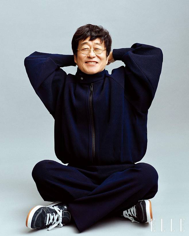 재킷과 팬츠는 모두 Issey Miyake by Mue. 슈즈는 Converse.