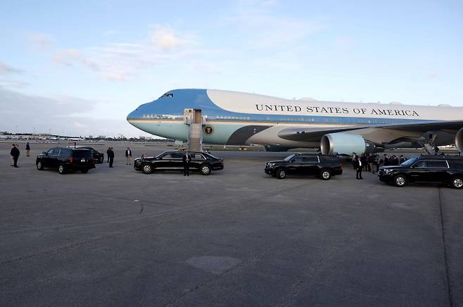 미국 대통령 전용기인 에어포스 원이 2월 14일(현지시간) 도널드 트럼프 대통령의 하기를 기다리며 플로리다주 웨스트팜비치의 팜비치국제공항에 주기해 있다. 트럼프 대통령은 보잉이 새 전용기 납기일을 계속 연기한 데 지쳐 카타르 정부가 운용하던 보잉747기를 들여와 이를 개조하고 있는 것으로 알려졌다. AFP 연합