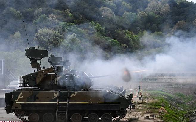 육군은 지난달 30일부터 2일까지 강원 고성 해안 일대에서 대공 실사격 훈련을 실시했다고 2일 밝혔다. 사진은 2기갑여단 비호복합이 표적기를 향해 30mm 대공포를 발사하는 모습. 육군 제공