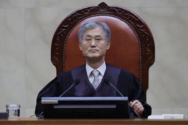 조희대 대법원장이 1일 오후 더불어민주당 이재명 대선 후보의 공직선거법 사건 전원합의체 선고를 위해 서울 서초구 대법원 대법정에 입장해 자리에 앉아 있다. /사진=뉴시스