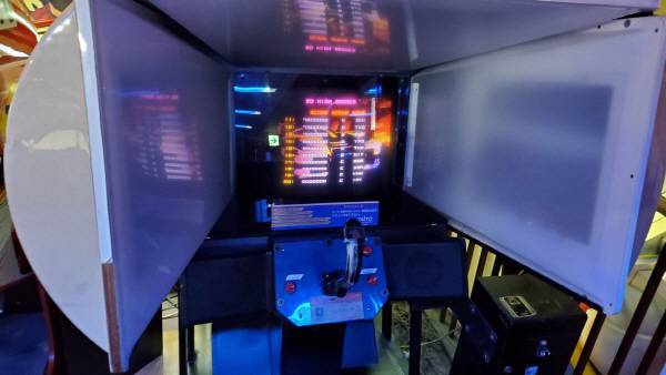 자리에 앉아보니 가운데 화면에 집중할 수 있게 되어있다