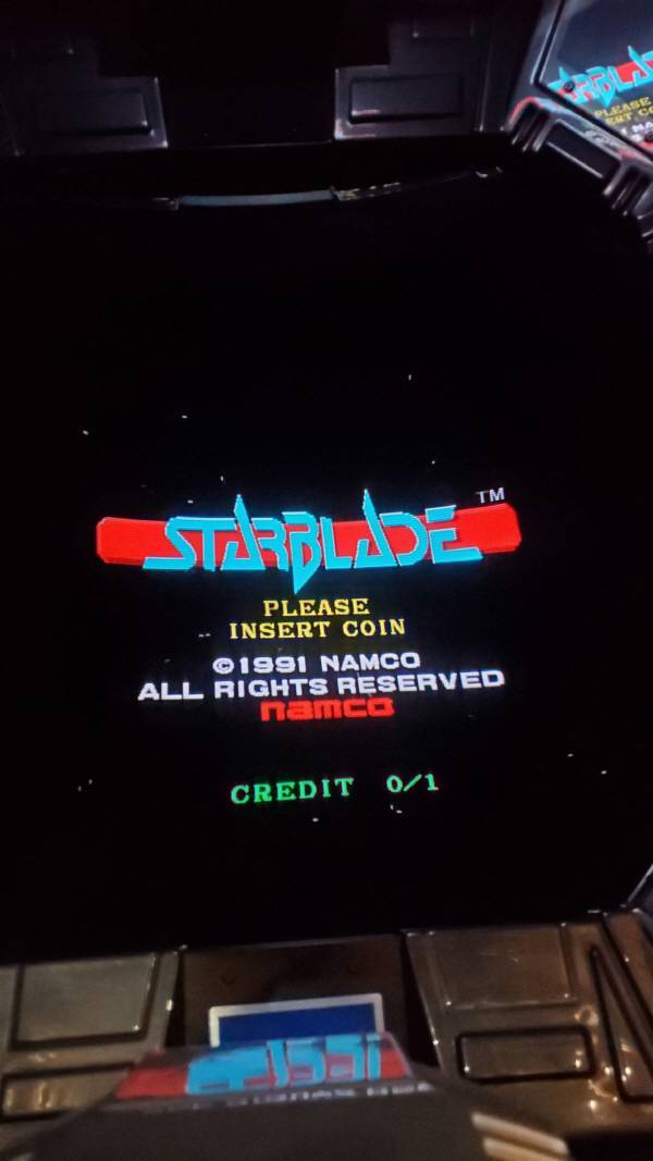 화면이 묘하게 휘어있는 걸 알 수 있다