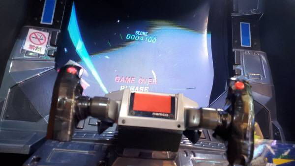 아크릴이 휘어 있는 것이 느껴지는가 아크릴이 아닐 수도 있지만 여튼 무언가가 빛을 굴절시키고 있다