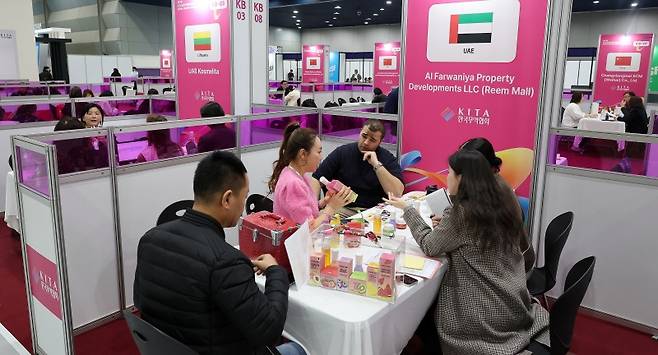 중소벤처기업부는 1일 국회에서 2025년 추가경정예산이 4조 8267억 원이 확정됐다고 밝혔다. 사진은 기사와 직접 관련이 없으며 지난해 12월 열린 'KITA 해외마케팅 종합대전'에 참가한 해외 바이어와 중소기업이 상담을 진행하는 모습.(ⓒ뉴스1, 무단 전재-재배포 금지)