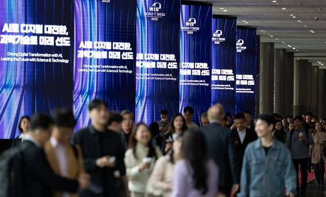 과학기술정보통신부는 1일 국회 본회의에서 1조 9067억 원 규모의 AI 분야 추경안이 의결됐다고 밝혔다. 사진은 기사와 직접 관련이 없으며 지난달 열린 '2025 월드 IT쇼'의 모습.(ⓒ뉴스1, 무단 전재-재배포 금지)